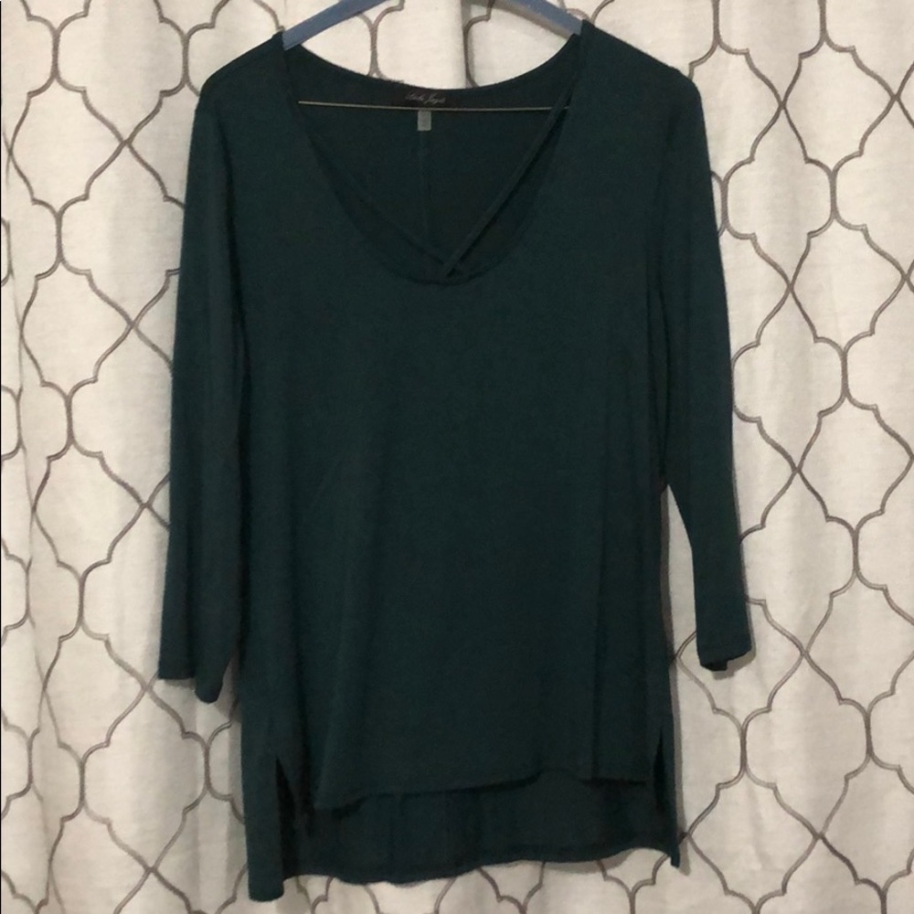 3/4 length forest green shirt